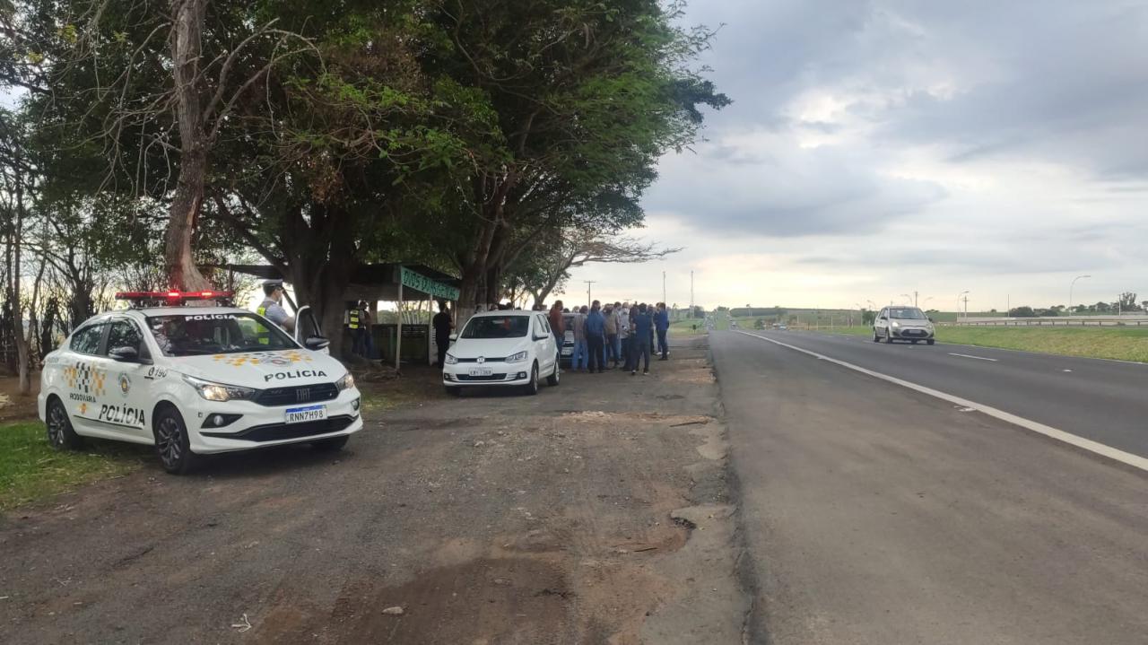 Foto 5 de 5 — Políticos de Araraquara, Ibaté e São Carlos protestam em Rodovia contra pedágio